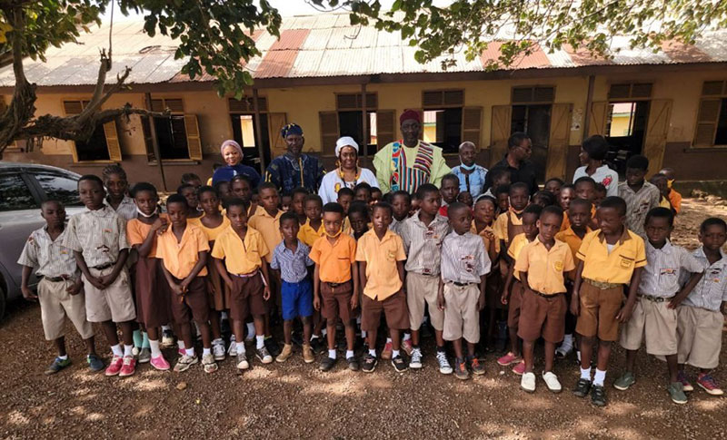 Fulbe-royals-visiting-a-school